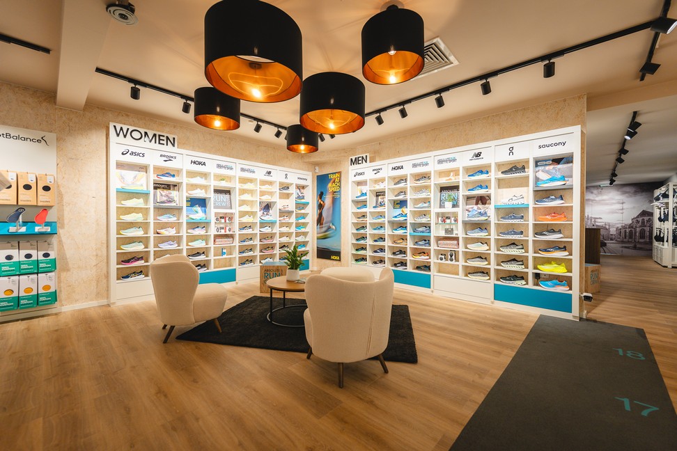 Interieur van een Absolute Run winkel met schoenenwanden