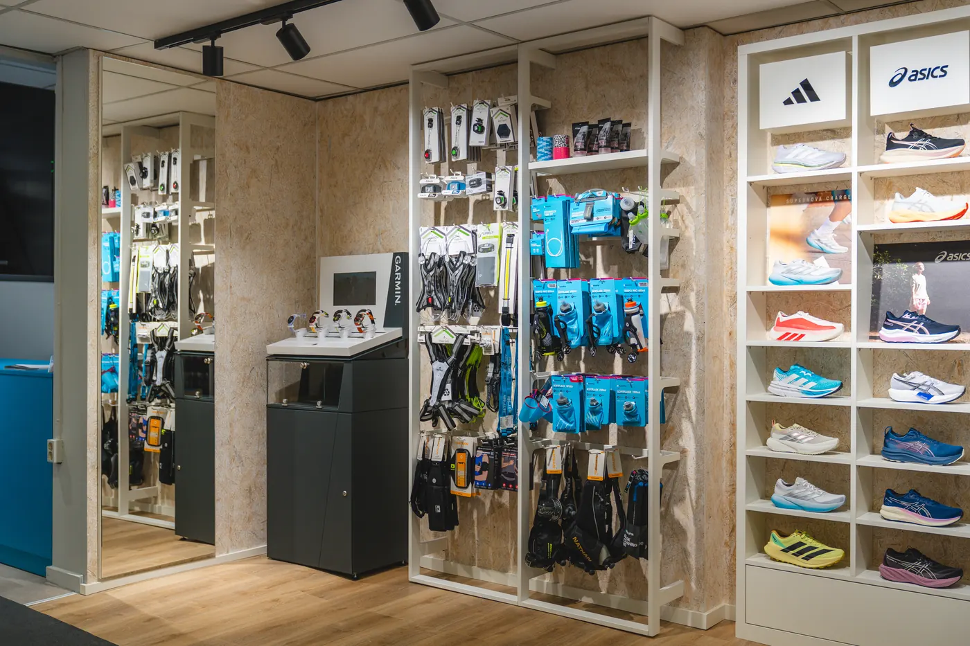 De Garmin-wand in de winkel aan de Dracht in Heerenveen