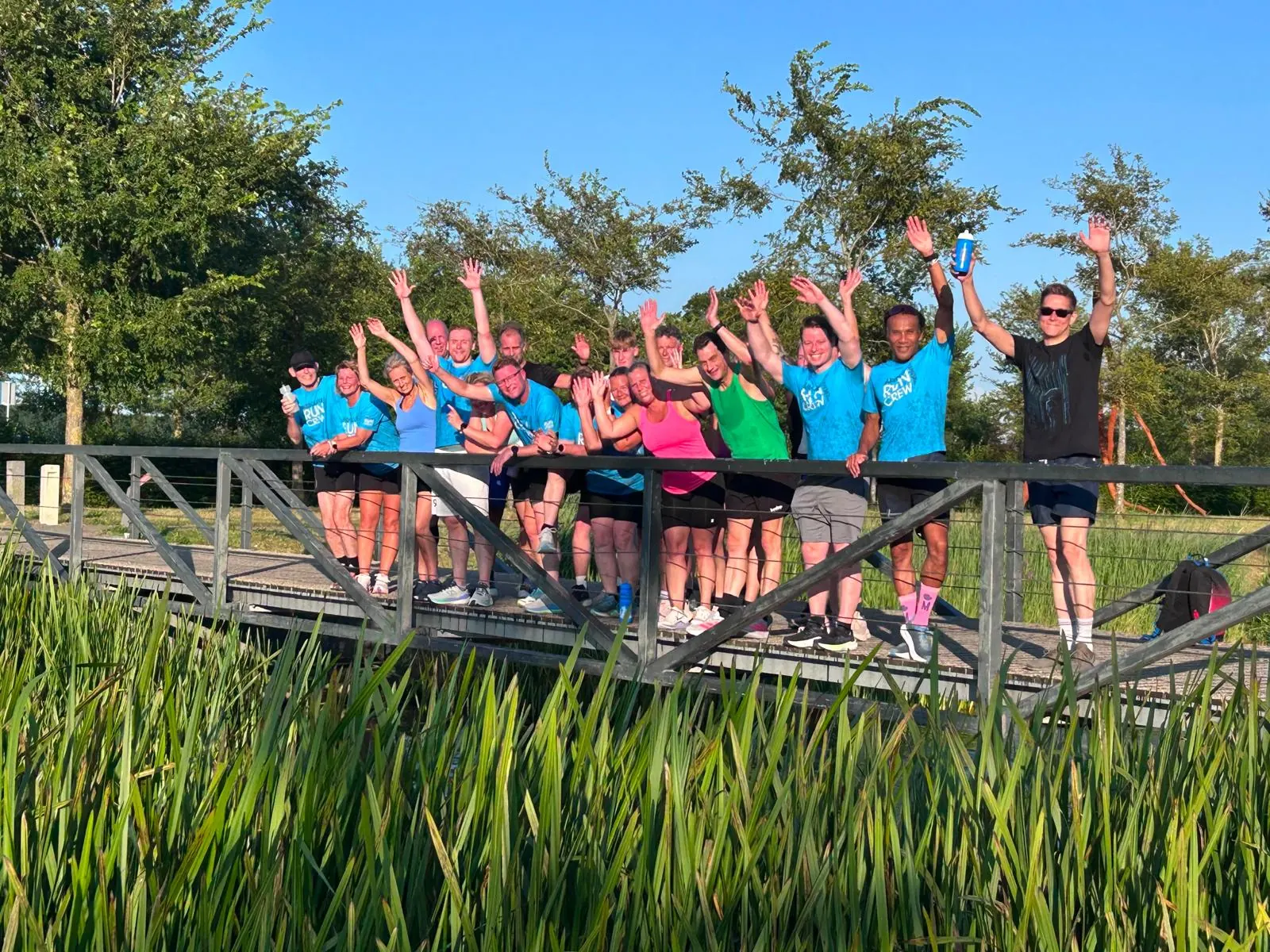 De groep van de community run op de brug bij Museum Belvédère in Heerenveen