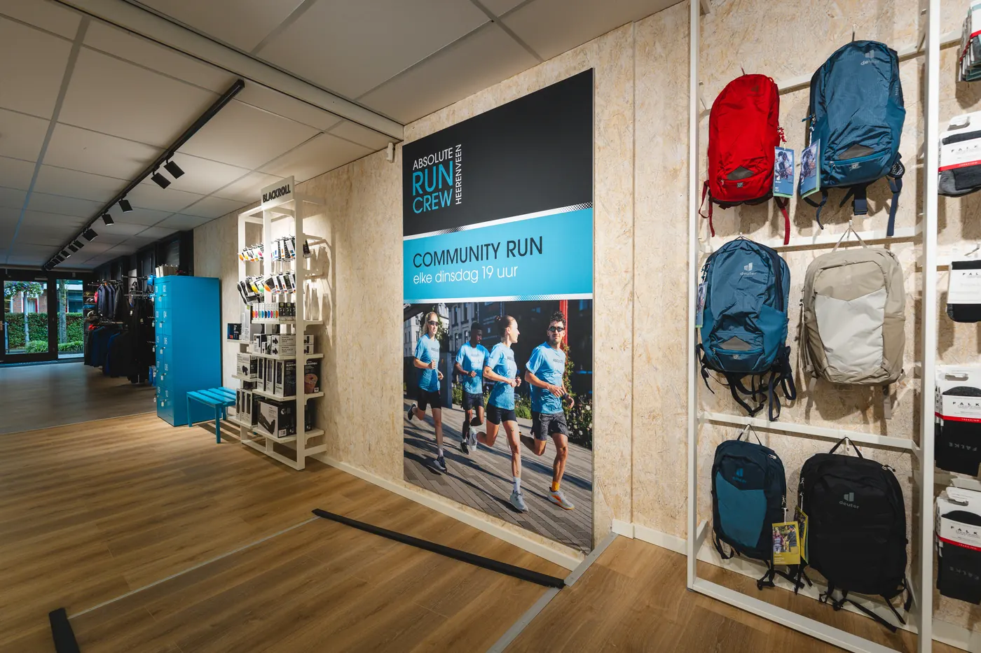 De poster van de community run in de winkel aan de Dracht in Heerenveen