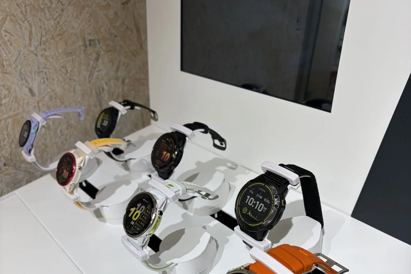 De Garmin-vitrine in de winkel aan de Dracht in Heerenveen