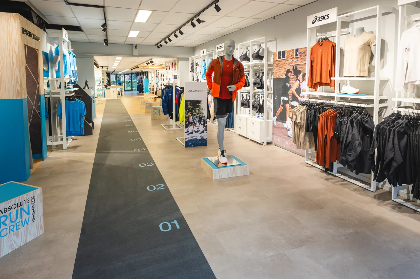 De hardloopbaan van bijna 20 meter in de winkel in Heerenveen