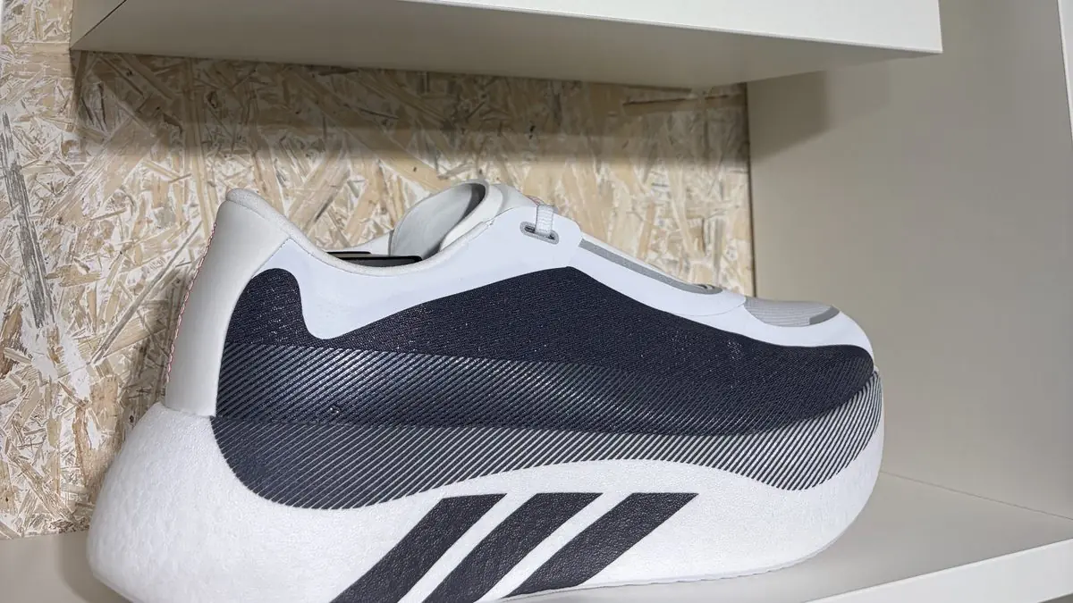 Een hardloopschoen op de plank bij Absolute Run Faber Sport in Heerenveen
