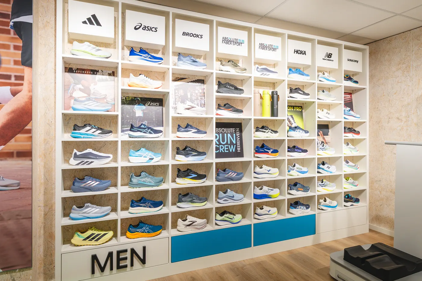 De schoenenwand bij Absolute Run Faber Sport in Heerenveen