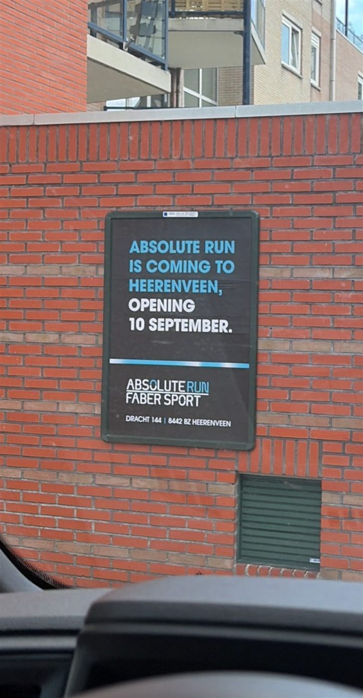 Poster aan de gevel: Absolute Run komt naar Heerenveen, opening 10 september