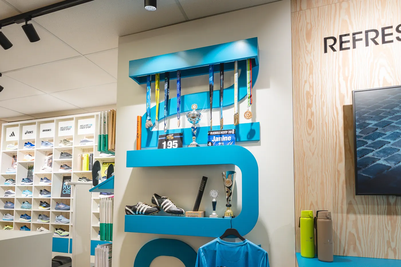 De prijzenkast in de winkel aan de Dracht in Heerenveen