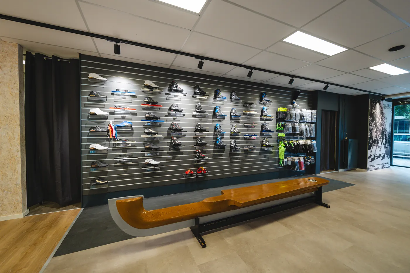 De schaatswand bij Absolute Run Faber Sport in Heerenveen