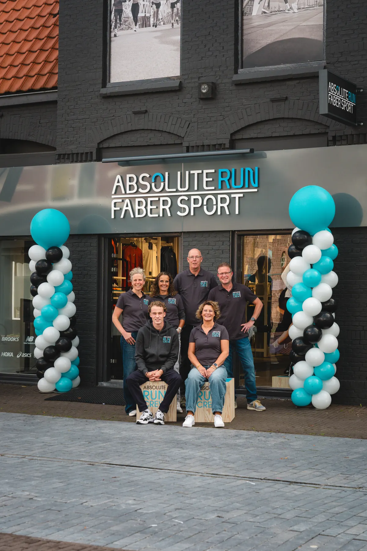 Het team van Absolute Run Faber Sport voor de winkel aan de Dracht in Heerenveen